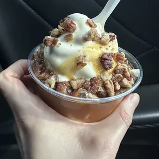 Sundae with salted caramel &amp; pecans