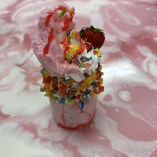 FRUITY PEBBLES MILKSHAKE