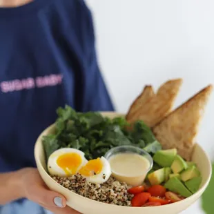 brekkie bowl 
kale| quinoa | turkey links | avo | garden tomato | 6 min egg | lemon vin &amp; toast