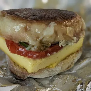 Veggie breakfast sandwich (English muffin, egg, havarti, spinach, tomato)