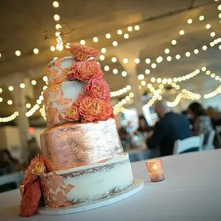 Semi-naked cake with copper foil