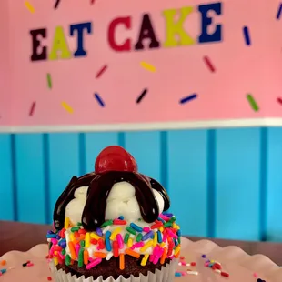 Hot fudge sundae cupcake