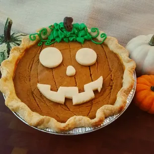 a pumpkin pie with a carved face