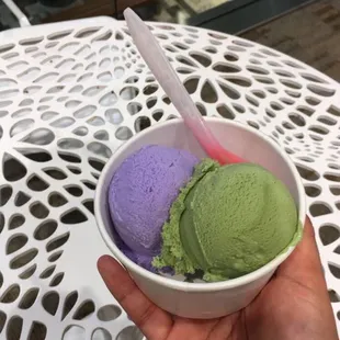 The spoon changes color!