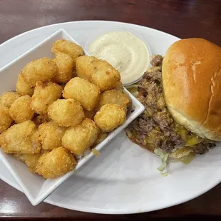 Smash burger with tots