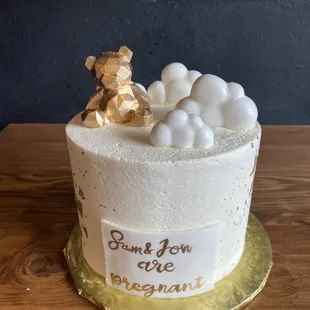Pregnancy announcement cake