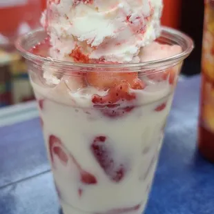 Fresa c Crema with cheesecake ice cream topper