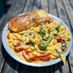 a plate of macaroni and cheese