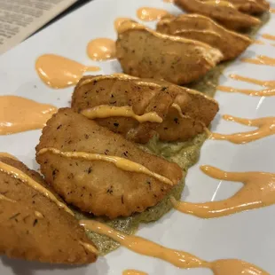 Fried ravioli with pesto and Sriracha mayo