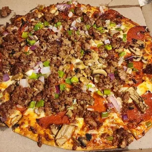 Amazon Deluxe w/crispy thin crust (12&quot;-$18.50)