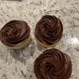 Fresh vanilla and chocolate cupcakes. Delicious.