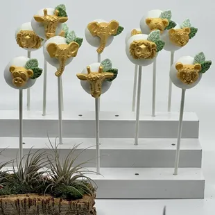 Safari cake pops.