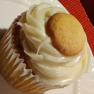 Puddin&apos; Around.  Banana pudding cupcake.