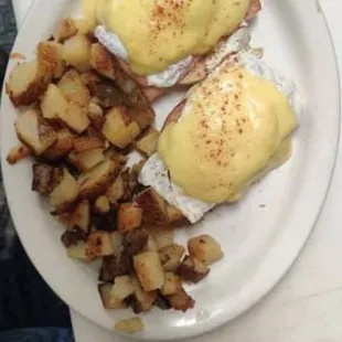Sunday breakfast special...Eggs Benedict with chouce of hashbrowns or homefries