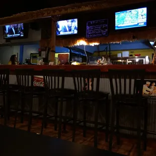 Nice bar with plenty of tv for everyone.