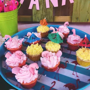 Flamingo &amp; Pineapple Pool Party Cupcakes!