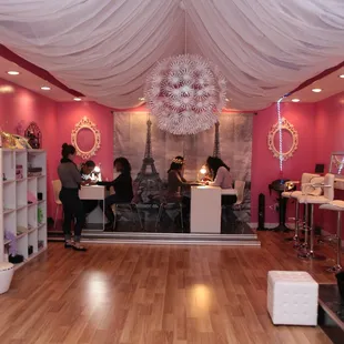 Sugar &amp; Spice Spa is an intimate urban loft located in the heart of downtown Mason. This creative meeting space is perfect for your busIness