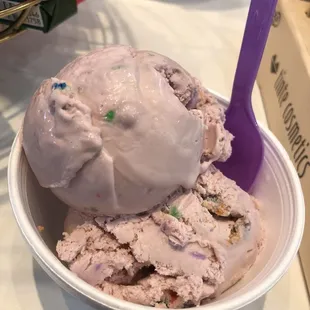 Unicorn cake ice cream. Super good