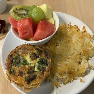 Quiche with spinach, bacon and mushroom with hash browns and fruit cup