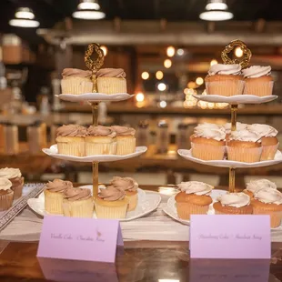 Vanilla Cake &amp; Chocolate Icing Cupcakes / Strawberry Cake &amp; Hazelnut Icing