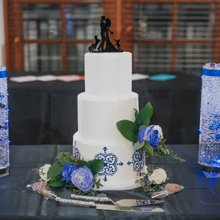 White-frosting wedding cake with blue roses.