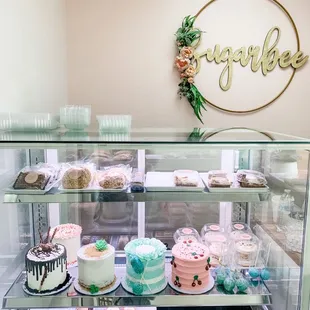 Display of bakery cakes