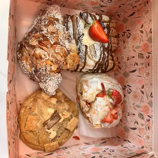 Cookie, cinnamon roll, croissant, pastry