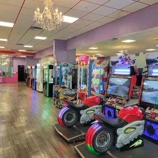 #FunPlacesForTeens  #FunPlacesForKids  #Arcades #FunThingsToDo #ArcadeGameRoom
