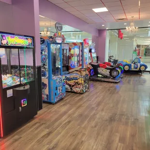 #FunPlacesForTeens  #FunPlacesForKids  #Arcades #FunThingsToDo #ArcadeGameRoom
