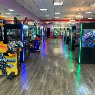 #FunPlacesForTeens  #FunPlacesForKids  #Arcades #ClawMachineArcade #ArcadeGameRoom