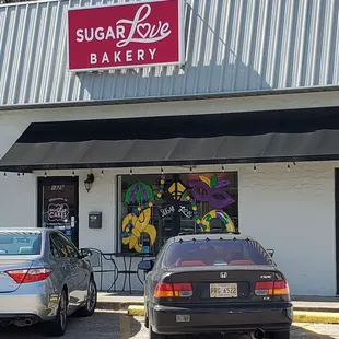two cars parked in front of a bakery