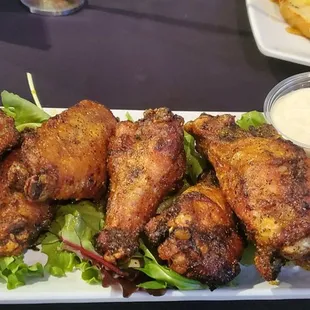 Wings fried in burnt oil.The lemon pepper wings. There was butter and lemon pepper seasoning under the lettuce but none on the wings