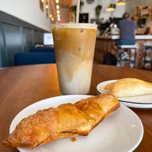 Pastelito de Queso y Iced Cafe con Leche