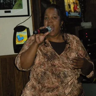 Jennifer gettin&apos; her karaoke on!