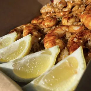 shrimp and lemon slices