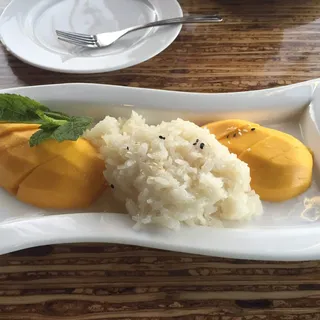 Sweet sticky rice with mango