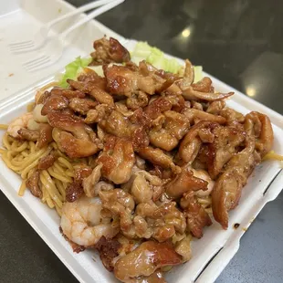 Chicken and shrimp with noodles