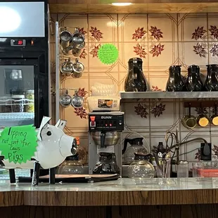 The &apos;70s dine kitsch is ON POINT!