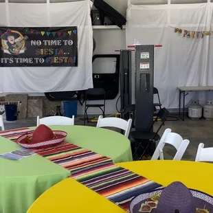 Who needs a lot of decorations when you have great looking tables!!