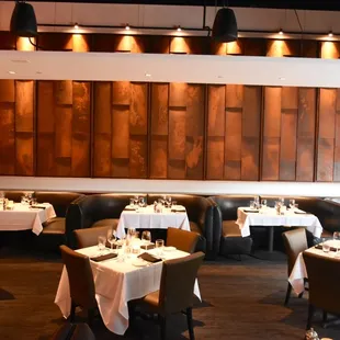 Classic interiors and lively jazz make each Sullivan's experience unique.