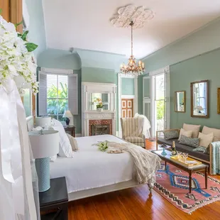 Sully Mansion bridal suite