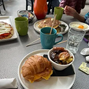 Croissant sándwich , banana pancakes and pepperoni flatbread were delicious