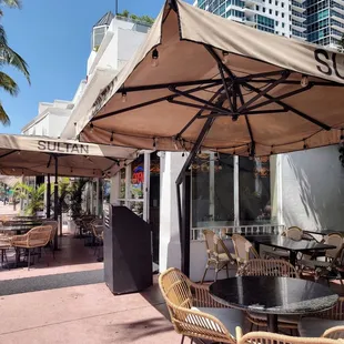 the outside seating area of the restaurant