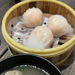 Soup and shrimp dumplings