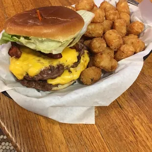 a cheeseburger and tater tots