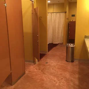 Large women's locker room!