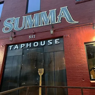 the outside of the restaurant