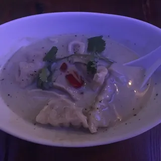 Steamed Dumpling with Curry Sauce