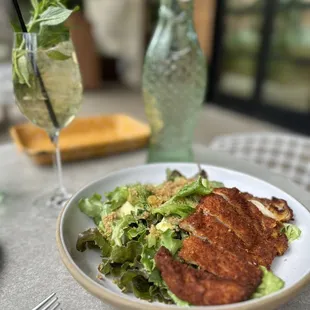 Garden salad with crispy chicken