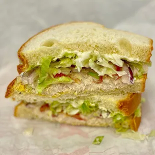 Tuna salad sammich on white